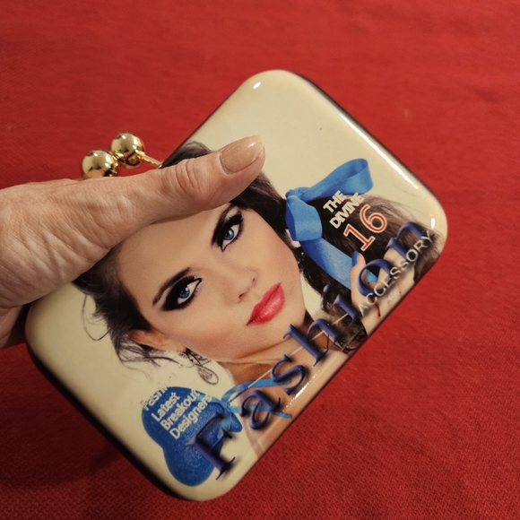 Model marketing graphics hard shell clutch crossbody bag - Picture 6 of 7